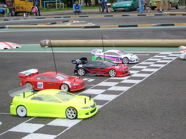 p640px-RC_car_racing